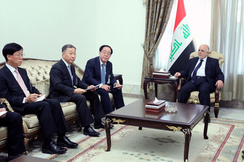 최광호 한화건설 대표(왼쪽 세번째) 및 임직원들이 지난 연말 하이데르 알 아바디 이라크 총리(네번째)를 예방하고 비스마야 신도시 사업 면담을 하고 있다.   한화건설 제공